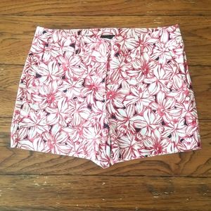 Ann Taylor Factory 4 inch Shorts in soft red/white/ black floral print size 2